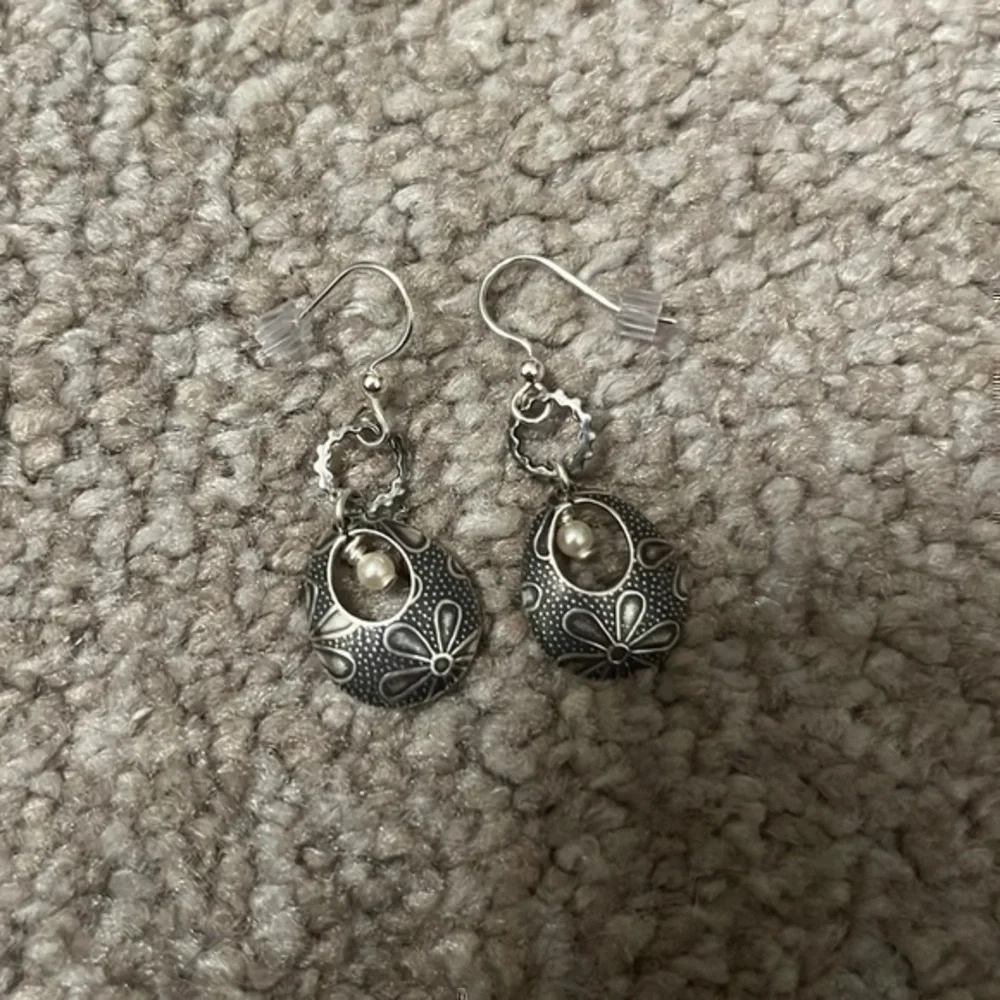 Cute flower dangle earrings